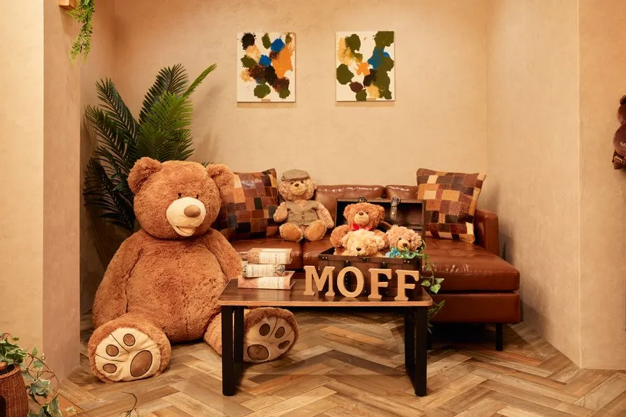 Moff Room 下北沢店のソファと大きなテディベア